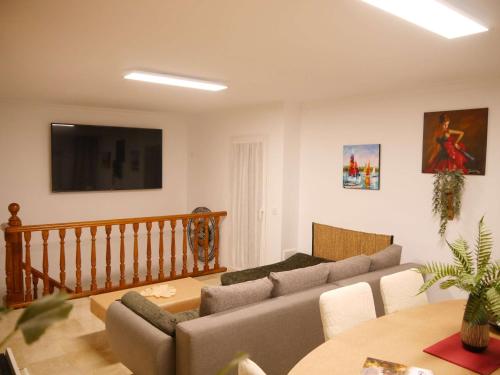 EsteponaCasa Gibraltar的客厅配有沙发和桌子