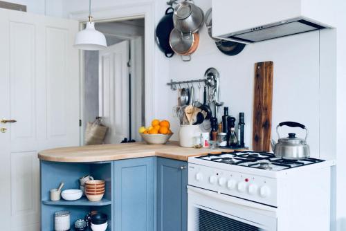 塞尔A wonderful room的厨房配有蓝白色炉灶烤箱