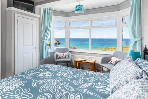 纽基Kenton的一间卧室配有一张床,享有海景