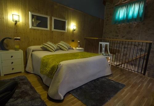Casas del AbadAguamarina SPA Azagalla Rural的一间卧室配有一张带绿毯的大床