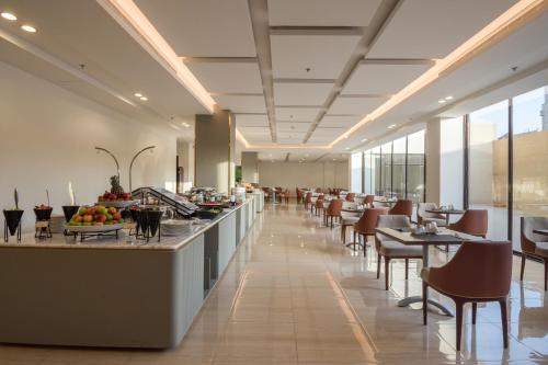 利雅德Erfad Hotel - Riyadh的餐厅设有桌椅