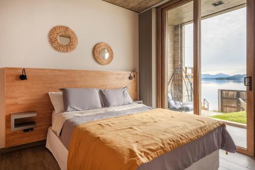 圣卡洛斯-德巴里洛切Wa One Lake Homes的一间卧室设有一张床和一个大窗户