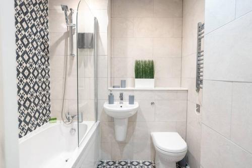 卡迪夫Century Central, Cardiff Bay, Modern Chic 2BR, Free Parking的白色的浴室设有卫生间和水槽。