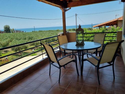 KarianíSmaragda Sea View Villa的享有田野美景的阳台上配有桌椅