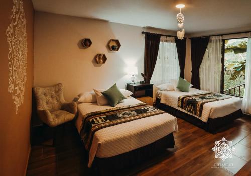 Santa IsabelInti Kamari Wellness Lodge & Convention Center的一间卧室设有两张床、一把椅子和一个窗户。