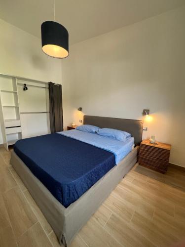 约波洛Villa Paladino的一间卧室配有一张带蓝色毯子的大床