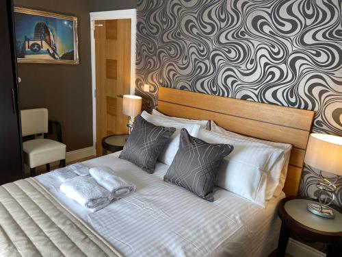 卡斯尔敦Halvard Apartments at Castletown的一间卧室配有一张大床和两个枕头