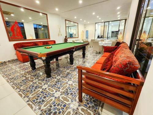马普托Villa das Arábias Boutique Hotel的客厅配有台球桌和沙发