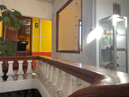 阿雷基帕pusary hostel的客房设有带镜子和架子的楼梯。