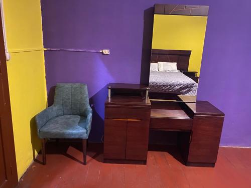 阿雷基帕pusary hostel的一间卧室配有镜子、椅子和一张床