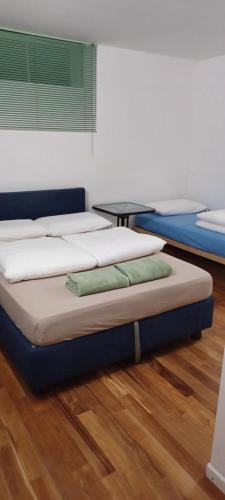 科莫Como 3 B&B的两张睡床位于一间房间内的地板上