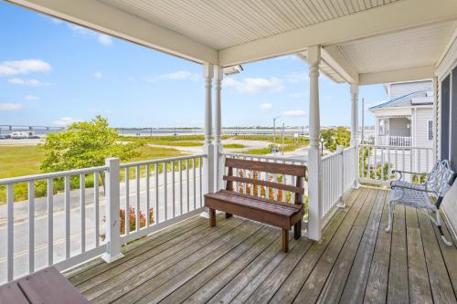 大西洋城The Lucky Beach House, The Most Popular Beach House in Atlantic City! WOW!的一个带长凳的海景门廊