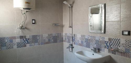 Dawwār Shindī FannūshZomoroda North Coast Chalet by Solid Pro的一间带水槽和镜子的浴室