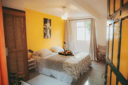 里约热内卢Eco Pousada Estrelas da Babilônia的一间卧室设有一张床和一个窗口