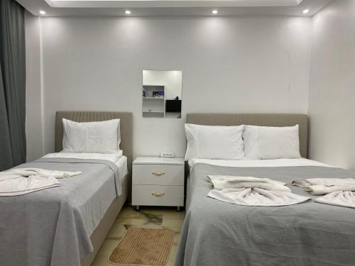 伊斯坦布尔Amida Family Apart的两张睡床彼此相邻,位于一个房间里