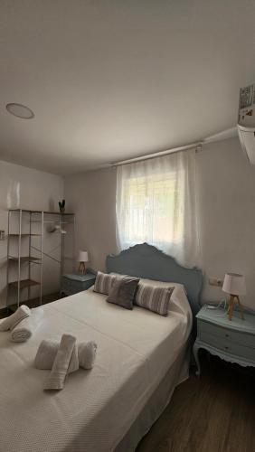 桑蒂蓬塞Apartamento Adriano的一间卧室配有一张大床和两个枕头