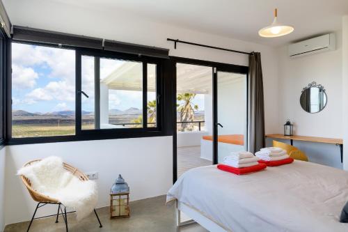ConilCasa Sur的一间卧室设有一张床和一个大窗户