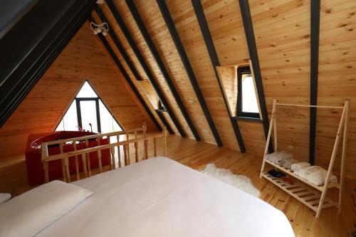 PelitliAzhara Bungalov的小木屋内的卧室配有两张床