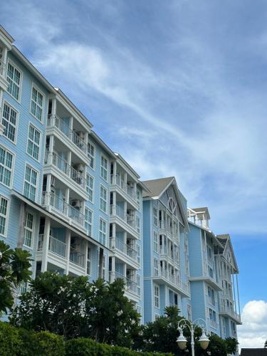 纳仲天Grand Florida BeachFront Resort NaJomtien Pattaya的蓝色和白色的大型公寓大楼