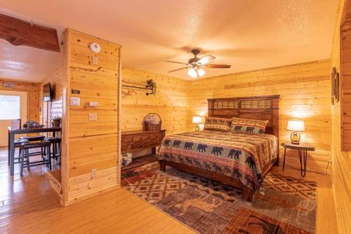 佩森Cabin #6 Bobcat Bunkhouse - Pet Friendly - King Bed - Sleeps 4的一间卧室配有一张床和一张书桌