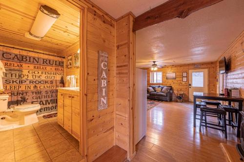 佩森Cabin #6 Bobcat Bunkhouse - Pet Friendly - King Bed - Sleeps 4的小木屋内的用餐室和客厅