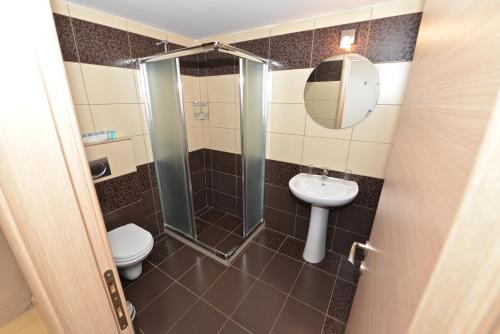 里亚帕德斯美杜莎力士公寓式酒店的带淋浴、卫生间和盥洗盆的浴室