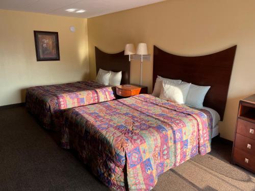 威斯康星戴尔All Star Inn & Suites的酒店客房,设有两张床和一盏灯
