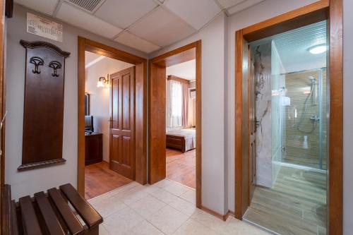 克兰内沃Hotel Izvora的走廊上,房间设有玻璃淋浴间