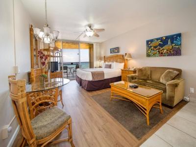 拉海纳Royal Kahana Maui by OUTRIGGER的酒店客房设有床和客厅。