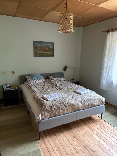 PalaVallaku Guesthouse的一间卧室配有一张床,上面有两条毛巾
