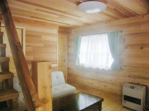 轻井泽Karuizawa Sunny Village - Vacation STAY 57953v的小房间设有白色椅子和窗户