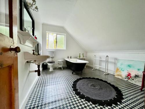赫曼努斯Tranquility的一间带水槽、浴缸和卫生间的浴室