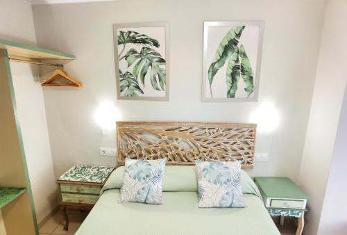 桑特费柳德吉克索尔斯HOSTAL RIGAU的一间卧室配有一张带蓝色和白色枕头的床