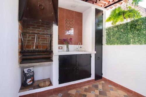 墨西哥城Ursus, Mi casita en México的厨房配有水槽和带窗户的台面