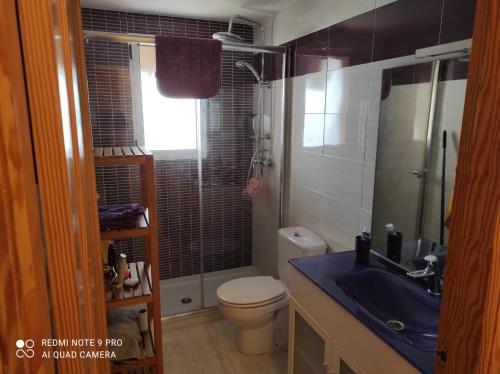 马萨龙港URBANIZACION PUEBLO SALADO BEACH的浴室配有卫生间、盥洗盆和淋浴。