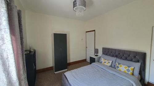伯明翰Spacious 2 Bedroom Home in Birmingham的一间卧室设有一张大床和一个窗户。