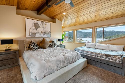 大熊湖Boulder Bay Chalet Lakefront - Elegantly decorated with Hot Tub and Game Room!的一间卧室设有两张床、一张桌子和窗户。