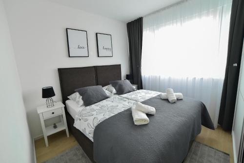 斯普利特New and modern apartment BaRoNi的一间卧室配有一张床,上面有两条毛巾