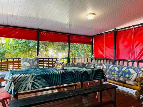 莫雷阿moorea temae bungalow lory bord de mer的一个带床和沙发的门廊