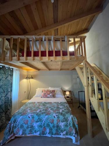 VasilikíLoft for travellers的一间卧室配有带梯子的双层床
