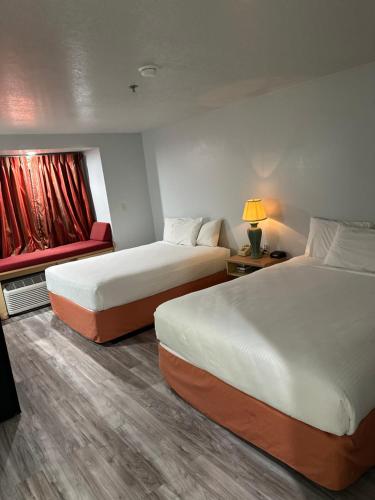 盖洛普Microtel Inn & Suites by Wyndham Gallup - PET FRIENDLY的酒店客房设有两张床和窗户。