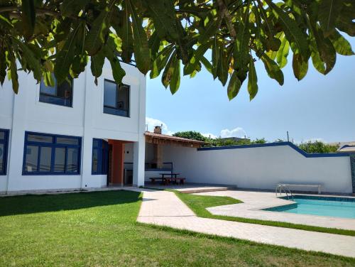 塞拉Hostel Villa Virtudes的一座带游泳池和庭院的房子