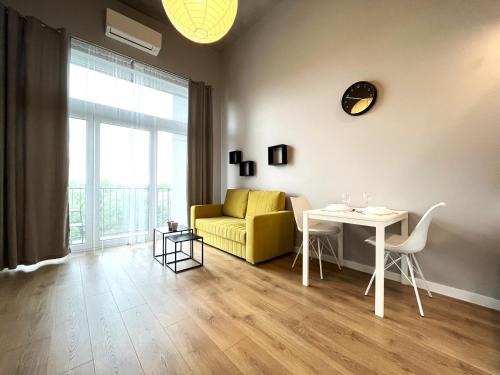 弗罗茨瓦夫Zarembowicza A36 Apartment - Self Check-In 20h - Parking &Lift的客厅配有黄色的沙发和桌子