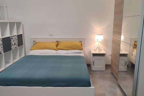 圣萨尔沃44 gatti Grazioso monolocale的一间卧室配有一张大床和两张桌子