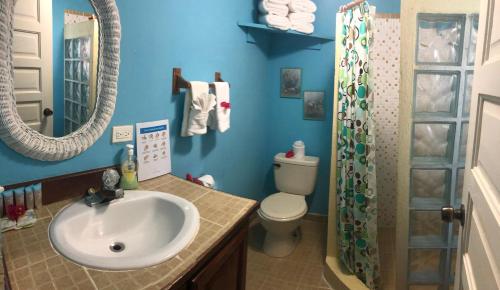 Coral Cove Inn的一间浴室