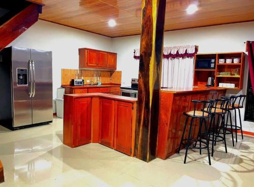蒙泰韦尔德哥斯达黎加Villa El Nido Monteverde的厨房配有木制橱柜和不锈钢冰箱。