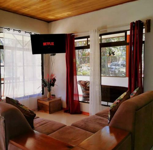 蒙泰韦尔德哥斯达黎加Villa El Nido Monteverde的带沙发和2扇窗户的客厅