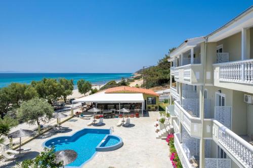 利迈纳里亚Boutique Giannikis By The Beach的享有度假胜地的空中景致,设有游泳池和海滩