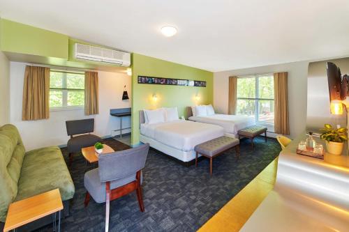 格林波特Greenporter Hotel的酒店客房,配有床和沙发