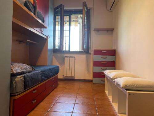 普拉托Accanto a Firenze的小房间设有两张床和窗户